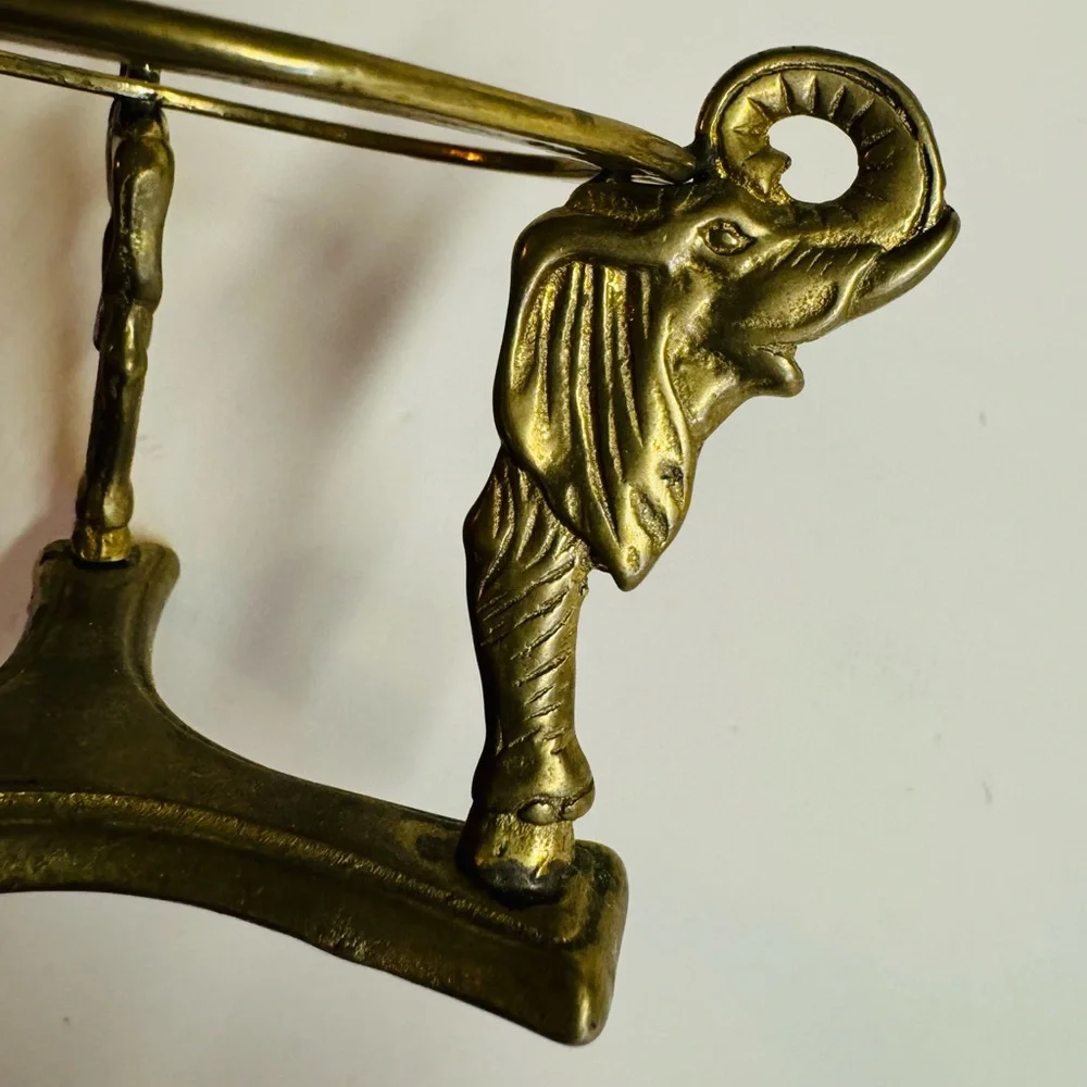 Vtg Green Marble sphere on brass elephant stand.Approximately 13” diameter. - Picture 5 of 9